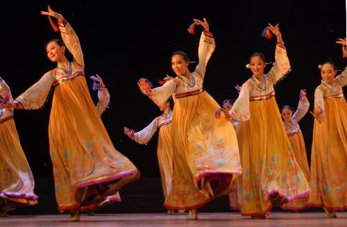 农乐舞:朝鲜族表现农耕生活内容历史最长的舞蹈,它源于古代的祭祀和
