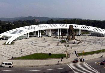 鞍山市二一九公园诚挚欢迎海内外嘉宾的光临