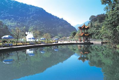 广东 河源  新丰江国家森林公园是华南最大的生态旅游名胜,新丰江国家