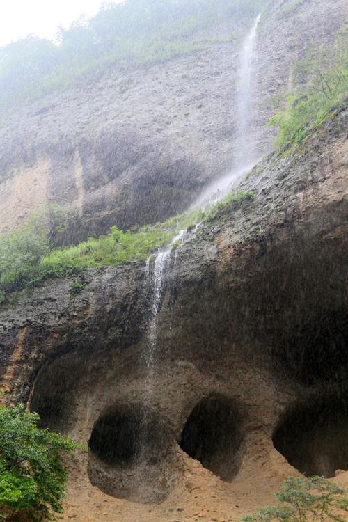 大别山石窟风景区)