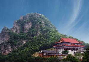         凤林禅寺位于安徽和县鸡笼山