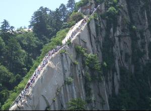 相传韩愈登华山览胜,游罢三峰下至苍龙岭时见苍龙岭道路如履薄刃