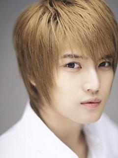 2003年作为东方神起成员出道成名