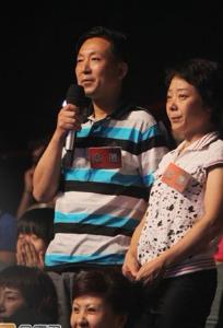 陈翔父母到现场助阵 图片