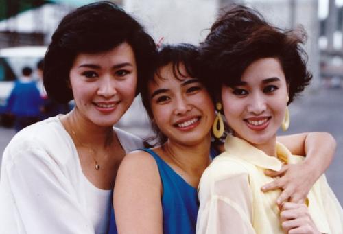 于是三个女人之间