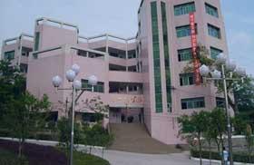 学校位于涪陵区李渡高科技园区和师院新区,交通便利.