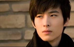 在剧中饰演飞影铠甲的召唤人