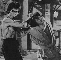 武术四小龙是代指李小龙,梁小龙,成龙和狄龙四位打星.