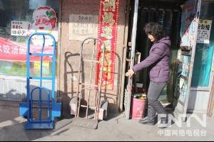 资料图:张伟指着原来堆放元宵的地方 图片