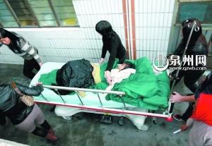 小妮躺在病床上去拍片 图片