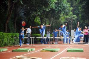 障碍跑(steeplechase)是在田径场地上跑越一定