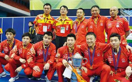 中国男子乒乓球队员容国团先后战胜各国乒坛名将