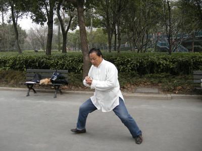 虚领顶劲,沉肩坠肘;松腰落胯,卷尾敛臀.