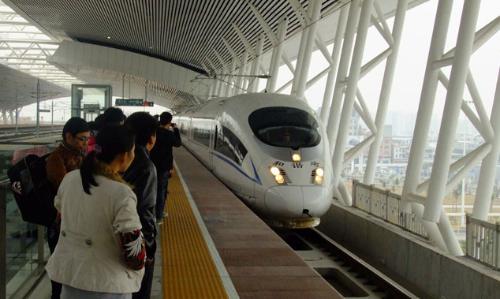 分别位于深圳北高铁