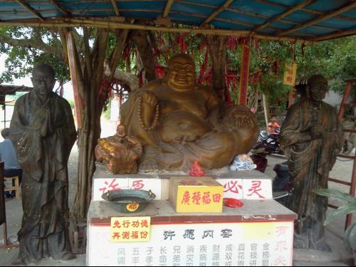 到了武鸣可选择坐三轮车或步行到县城北门风情街,再等公车到黄道山