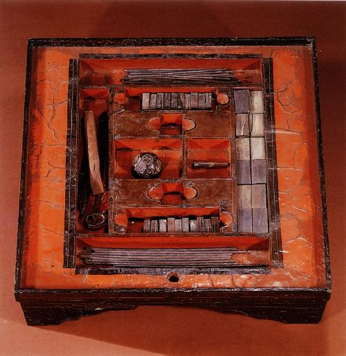 战国时期的一套完整的六博棋具包括梮(棋局)