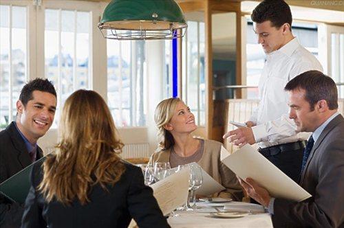 服务员递上菜谱之后,首先要请最尊贵的客人点菜