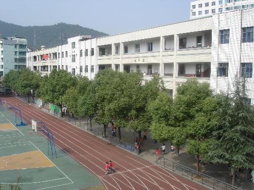 诸暨市暨阳街道浣江小学,分设2个校区,本部校址在暨阳街道健康路29号