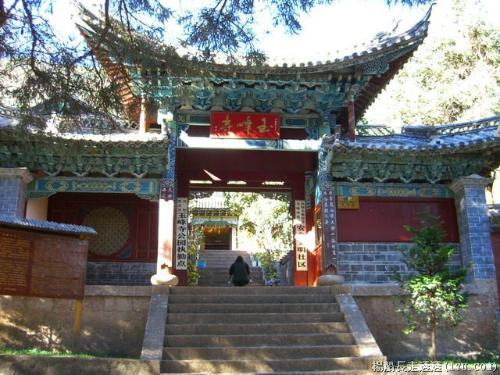 玉峰寺位于丽江城北玉龙雪山脚下