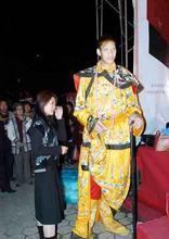 一检查,王峰军果然是患病了.他患了脑垂体肿瘤--亦即俗称的"巨人症".