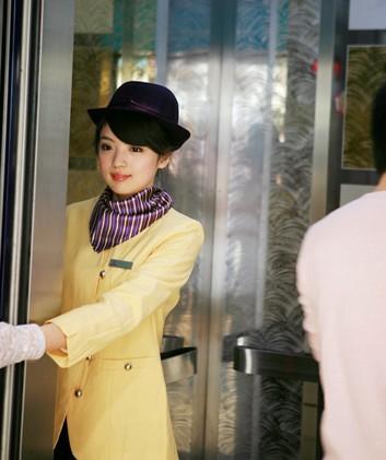 以百货公司的电梯小姐为例来说明