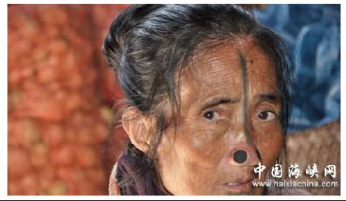 很丑,但是原因很简单,旧社会周边民族抢地盘抢