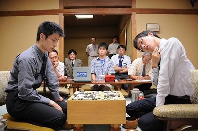 该比赛创办于1953年,由日本经济新闻社,日本棋院与关西棋院共同主办