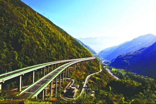 被誉为\云端上的高速公路\的四川雅安至西昌高速公路