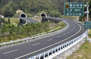 江西省德昌高速公路德兴隧道.