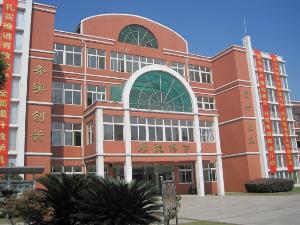 昆山市蓬朗中心小学校创建于清末(公元1906年,解放后定名为"昆山市
