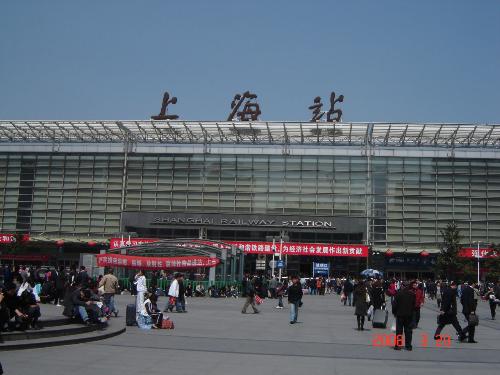 上海火车站售票大厅共有80多个窗口