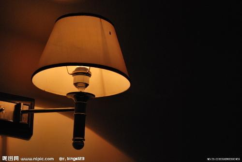 床头灯的用处极为广泛