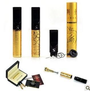 吸烟时使用ziiber黄金烟嘴可