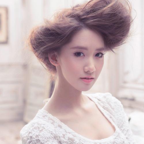 女主角<em>少女时代成员</em>允儿在剧中饰演2个角色