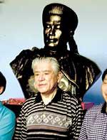 李默然在邓世昌坐像前留影 李默然在邓世昌坐像前留影