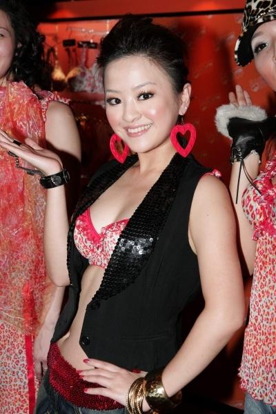 何嘉文为<em>少女内衣</em>担首席设计