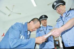 2011年10月23日,山东潍坊监狱一在押重刑犯越狱未遂,触及高压电网