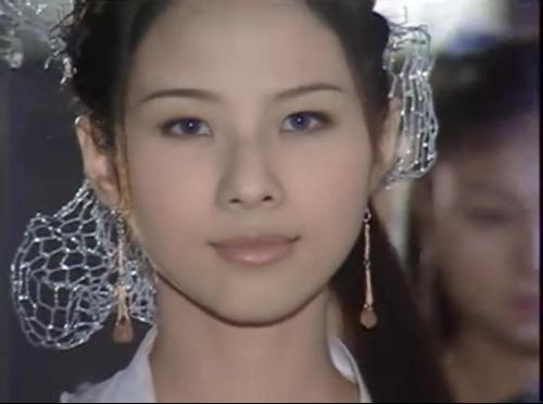 胡小冉饰<em>黄衫女</em>