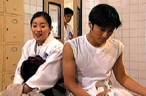 编辑《挞出爱火花》剧照留学海外的俊(谢霆锋)热爱运动,特别钟情柔道