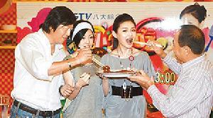 杨登魁在《大小爱吃》记者会亲手喂大S