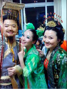 最右边为冯骏骅所饰演的王母娘娘