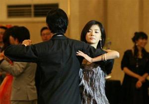 被 朋友 的老婆诱惑图片_ 当朋友 面 上了 他老婆,母