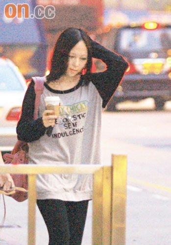 求卫诗唱的《<em>傻女</em>》的普通话谐音<em>歌词</em>-卫诗唱