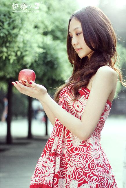 饰薇奥拉和奥丽维娅《青年近卫军》饰刘巴和叶莲娜照美女大腿张开图片