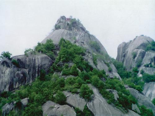 著名的有河北张家口鸡鸣山,浙江龙游鸡鸣山,浙江义乌鸡鸣山,河南沁阳