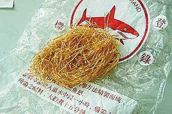 合成鱼翅也称仿翅,这些假鱼翅在餐饮业已经是半公开的秘密.