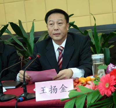 历任赣州行署办公室科长, 石城县副县长, 上犹县委常委,组织部长