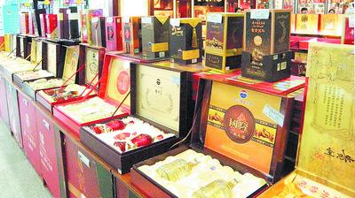 茅台镇是贵州省赤水河边的一个盛产酱香白酒的