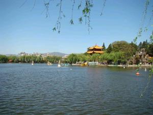 滇池因周围居住着滇部落或有水似倒流,滇者,颠也之说,故曰滇池.