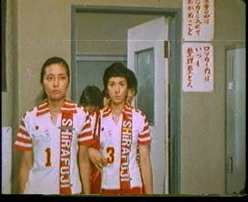 在《排球女将》中,各队的队长标志也基本上是在号码右上方,如花田队的